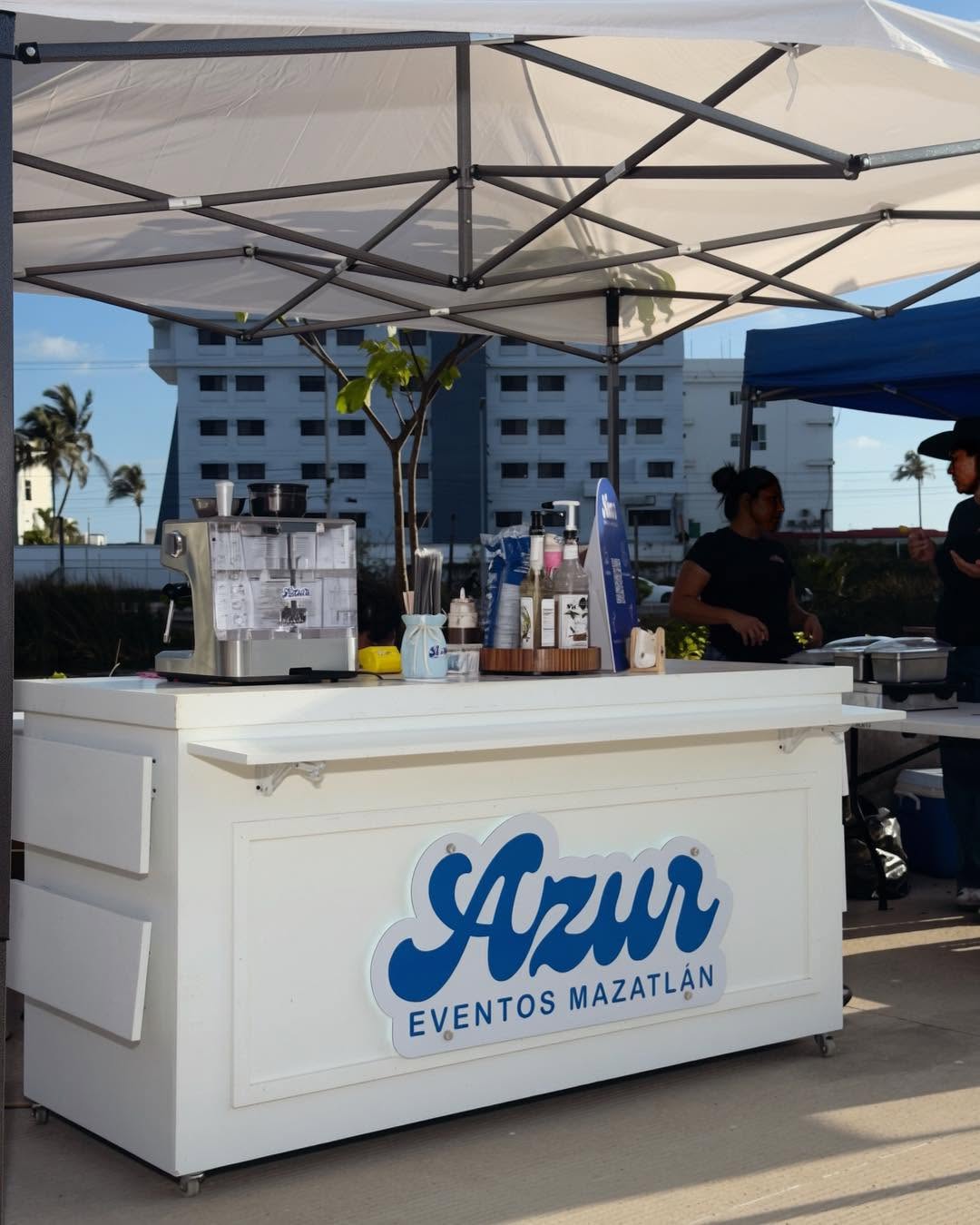 Barra blanca de AZUR Eventos montada en un evento al aire libre en Mazatlán
