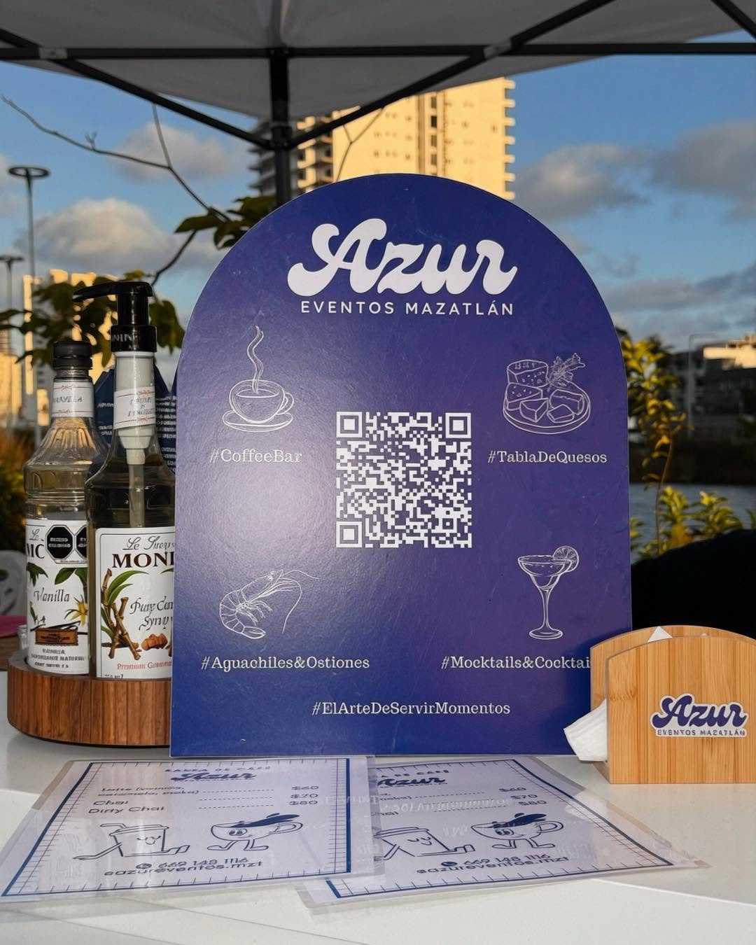 Letrero de AZUR Eventos con sus servicios: coffee bar, tablas de quesos, aguachiles y ostiones, mocktails y cocktails