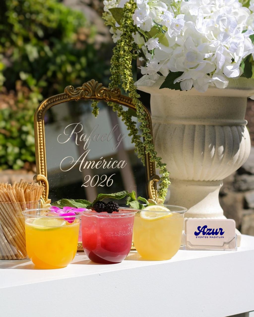 Bebidas frías servidas en una barra de micheladas y clamatos
