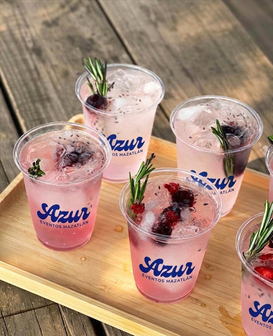 Mocktails de frutos rojos servidos en vasos personalizados de AZUR Eventos
